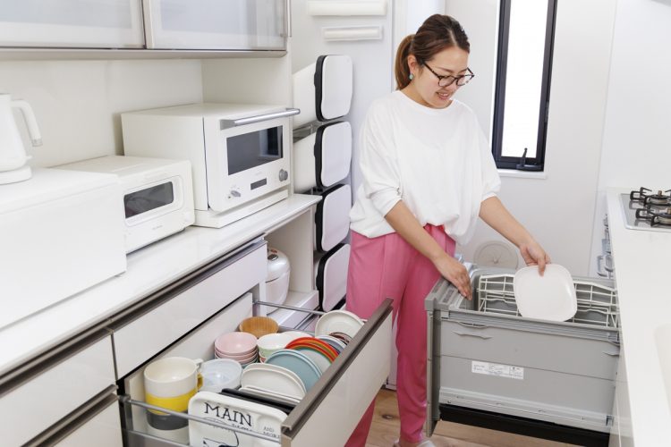 「毎日使う食器は、食洗器を開けたら一歩も動かずに片づけられる位置に収納。収納場所は、家事の動線も考慮して決めるとスムーズですよ」（NANAKOさん）
