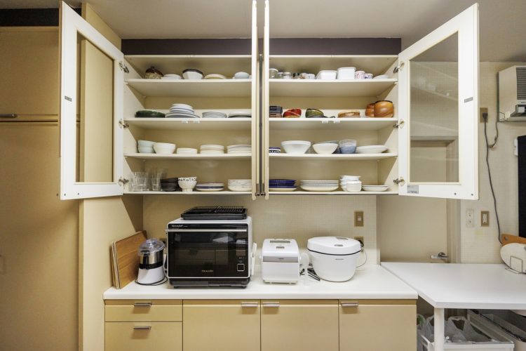 「食器棚は下から2段目までがよく使う1軍。お皿類は同じ物しか重ねないと決めると、上の物をどける手間がなくなります」（阪下さん）