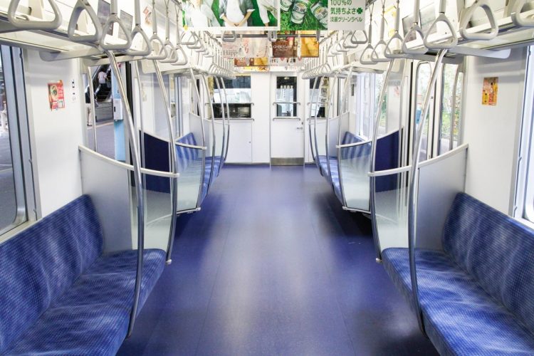 東京メトロ千代田線の通勤電車（16000系）の車内。座席にロングシートを採用し、立って乗れる床面積を増やすことで、1両あたりの定員を増やしている