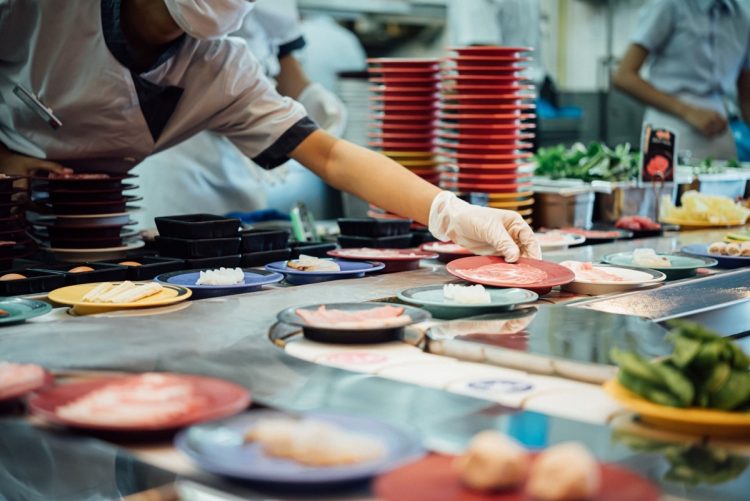 回転寿司店の食材管理の実態とは？（写真：イメージマート）