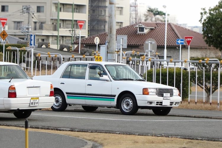 自動車教習所にかかる費用や時間の捻出からして課題（イメージ）