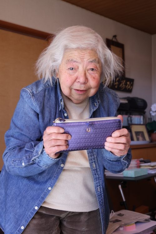 88才のインフルエンサー・ミゾイキクコさんが愛用の財布を紹介