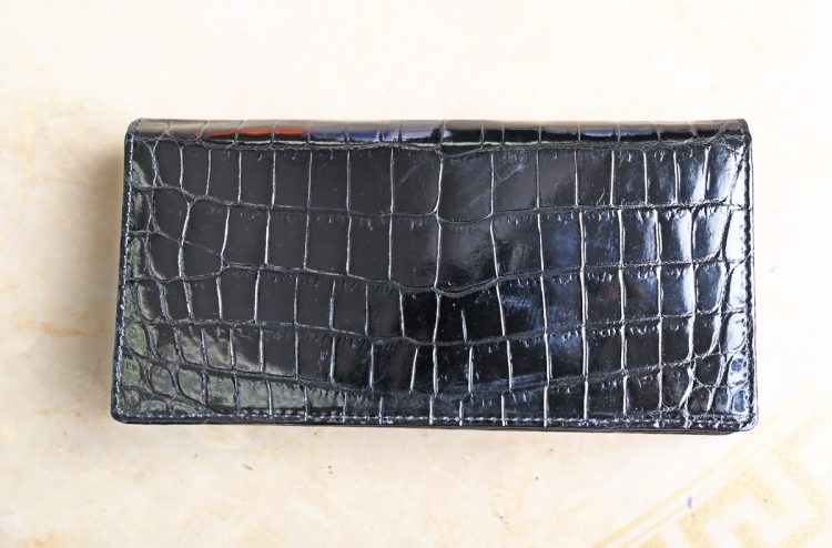 『ブランド王ロイヤル』オリジナルの長財布（9万9000円）。これ1つで1匹分のクロコダイル革を使用