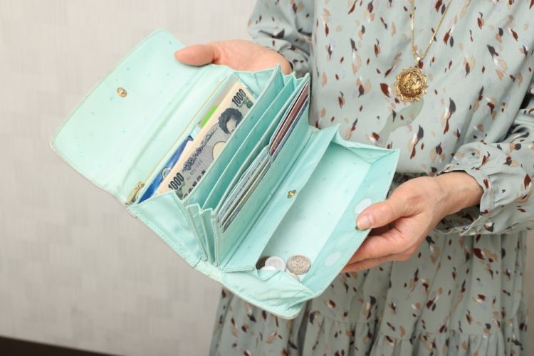 防災アドバイザー・岡部梨恵子さんはオフホワイトの特製長財布を機能重視で愛用