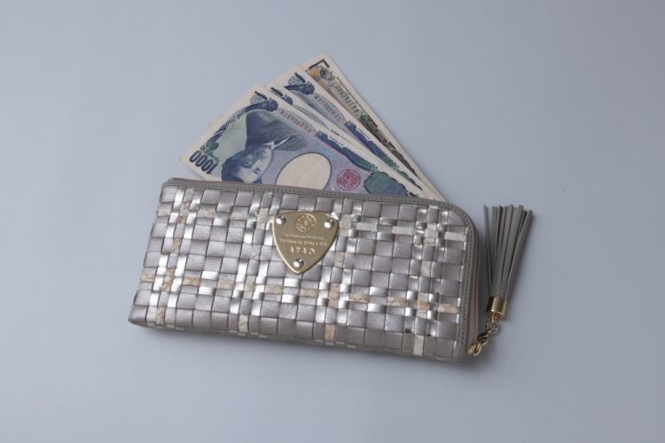 『ATAO』の財布は「シャンパンカラーがおしゃれで、L字型ファスナーが使いやすい」と浪岡さん。紙幣は下向きにそろえる