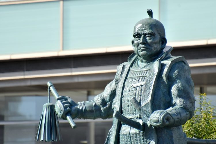 徳川家康の出世を「経済面」から考える（静岡駅前にある家康の銅像）