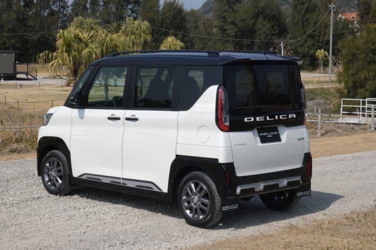 リアゲートのセンターにDELICA の車名を付け、リアバンパー周辺もハードなデザインにした