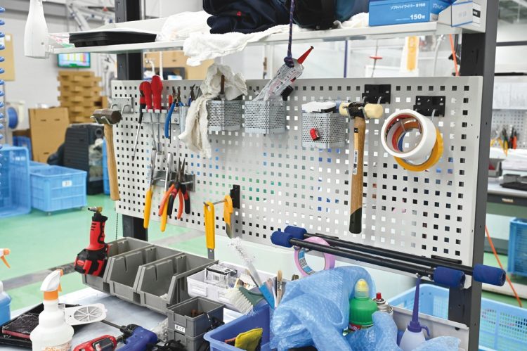 洗濯機の洗浄を手作業で行なう34の各ブースには、分解や洗浄、組み立てに使う様々な道具が備え付けられている
