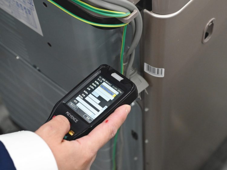工場で再生産する家電はすべてバーコードで管理される。点検や洗浄の状況、出荷後の製品情報の追跡も可能