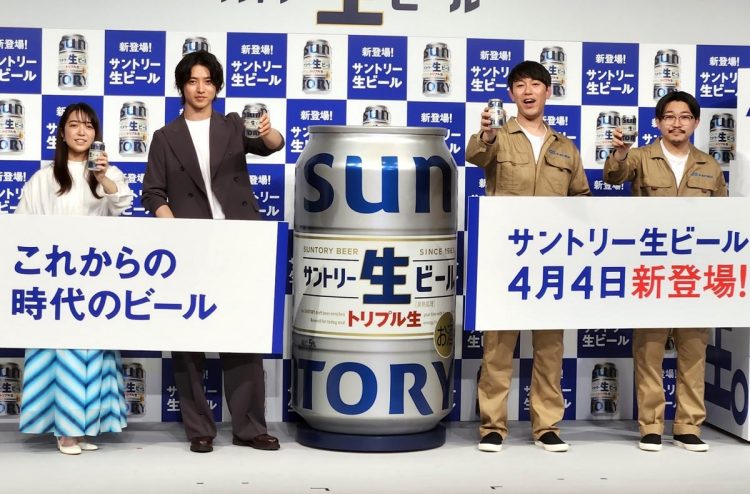 新商品「サントリー生ビール」のCM出演者（左から上白石萌音、山崎賢人、オズワルドの畠中悠、伊藤俊介。写真／産経新聞社）