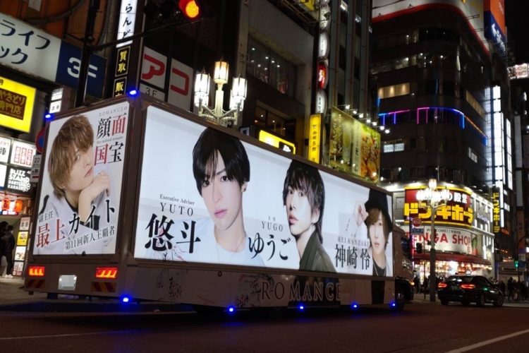 歌舞伎町の夜にド派手なデコレーションが目をひく「ロマンス」の宣伝トラック
