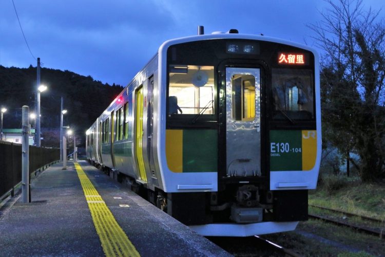 関東屈指のローカル線、久留里線・上総亀山駅の夕暮れ（写真：イメージマート）
