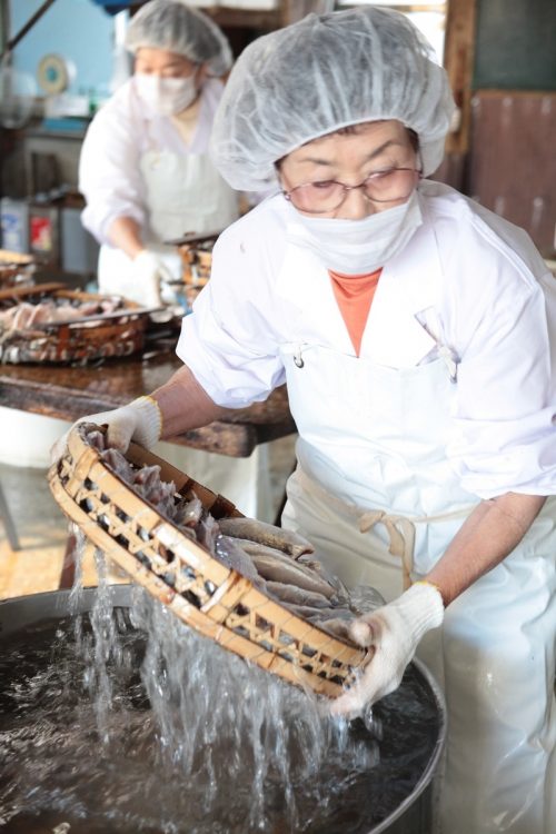 塩水に漬けたあと、もう一度洗う。細かい作業が続く