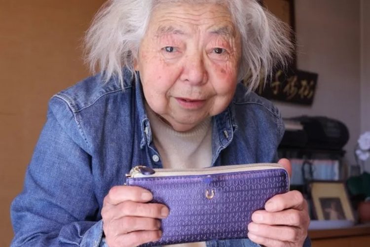 88才のインフルエンサー・ミゾイキクコさんが愛用の財布を紹介