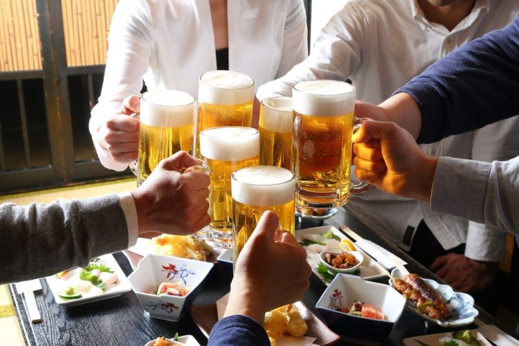 「これが会社の飲み会というやつか…」（写真：イメージマート）