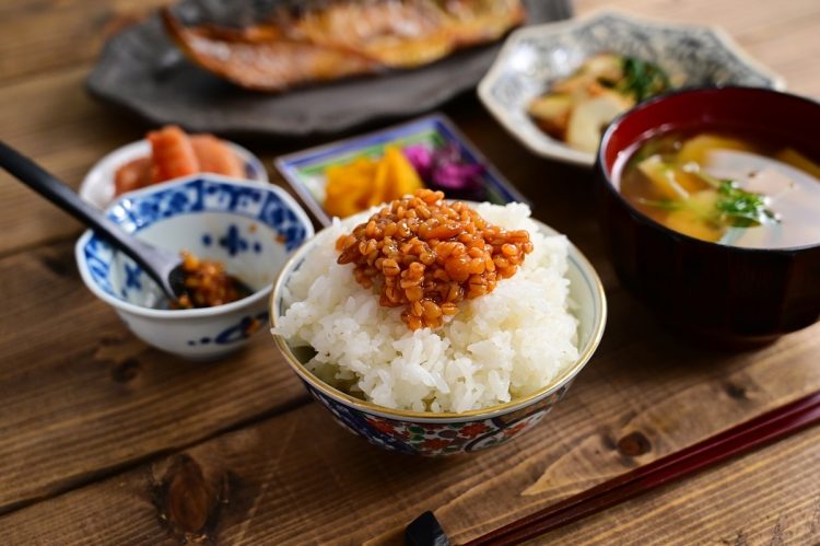 食料自給率が低い「日本の食卓」は輸入が止まってしまうとどうなるのか（写真：イメージマート）