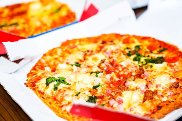 宅配ピザをお得に堪能するにはどうすればよいか？（写真：イメージマート）