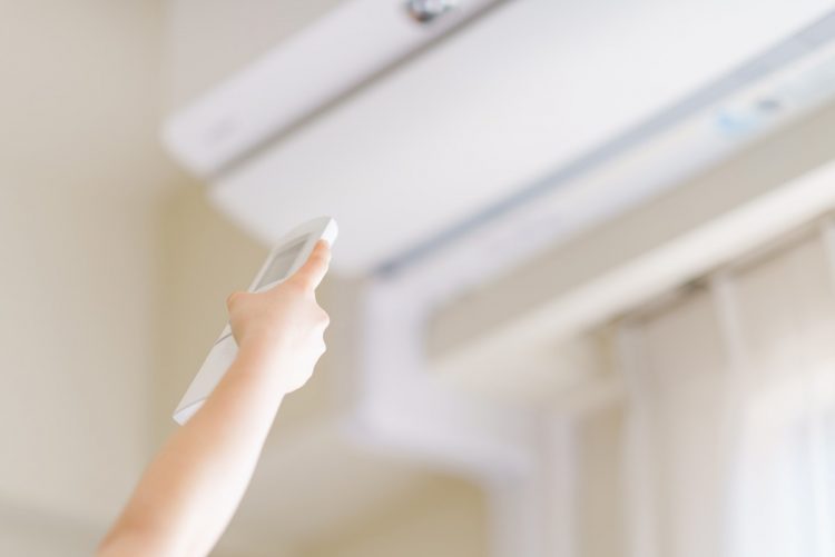 エアコンの設定温度以外にも電気代節約の秘訣が（写真：イメージマート）