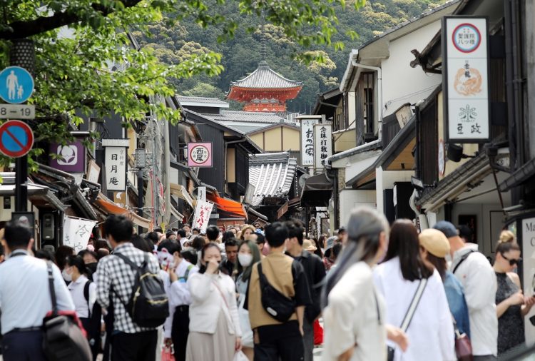 GW初日から多くの訪日外国人で賑わった京都（時事通信フォト）