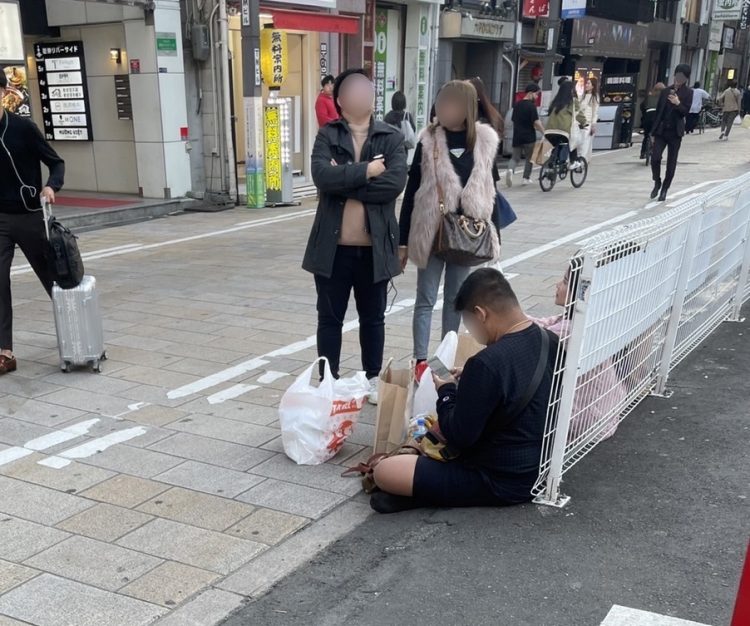  大阪・難波の路上に座り込む中国人観光客（撮影／奥窪優木氏）
