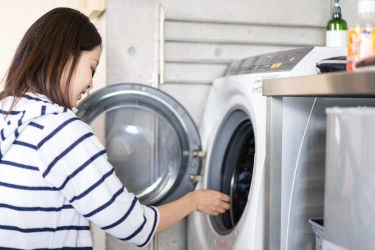 まとめ洗いやまとめ乾燥は電気代節約に効果的（写真：イメージマート）