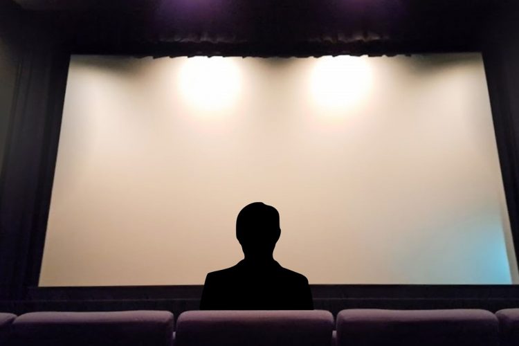 誰かと一緒に映画館に行くのが苦手だという人は少なくない様子（イメージ）