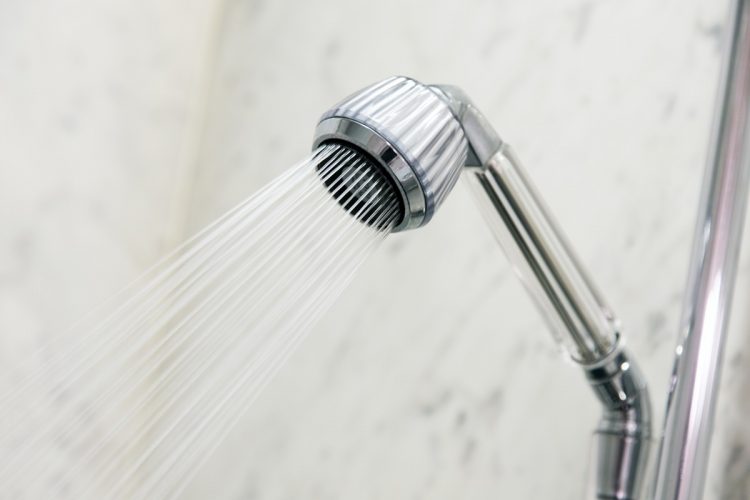 シャワーの使い方次第でどれくらいの節約効果が？（写真：イメージマート）