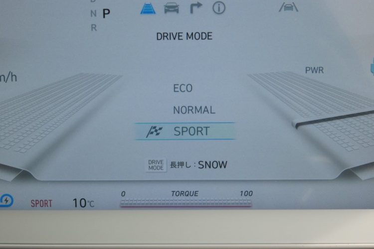 ドライブモードはスノーモードも含め4つ。日本語表示にも対応している。万が一の災害に備え電気自動車に蓄えた電気を家庭へ供給するシステム「V2H（Vehicle to Home）」に対応