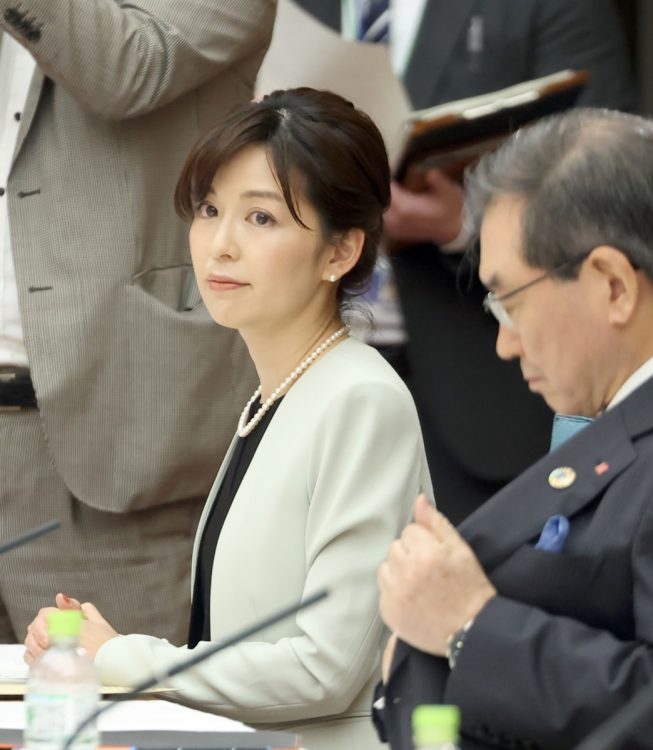 こども未来戦略会議に臨む中野美奈子アナ