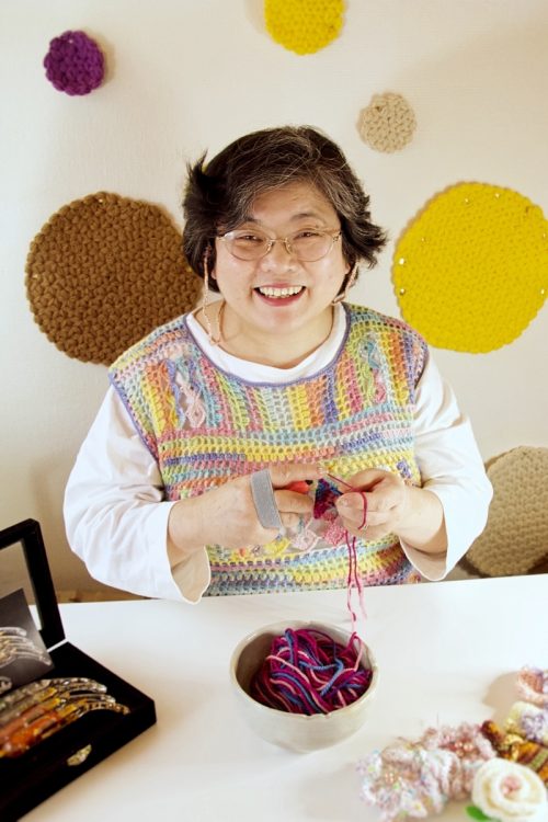 看護師の経験と編み物講師の資格を生かして一念発起した平田さん（本人提供）