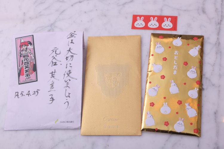元谷さんの財布は“紙の財布”。孫へのお年玉のぽち袋の残りなど、数種類を使い分ける