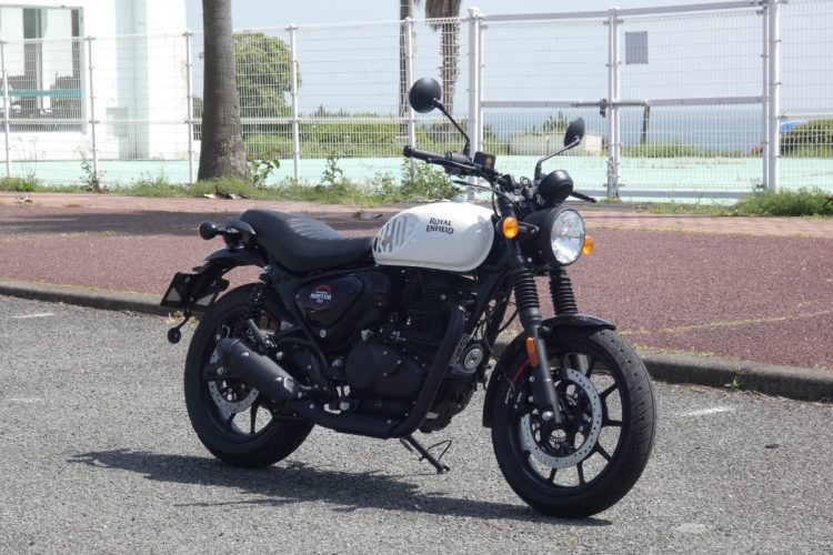 ロイヤルエンフィールド・ハンター350。ガソリンタンクのカラーリングで華やかさを加えることで、クラシカルなバイクにありがちな重々しさは希薄になる