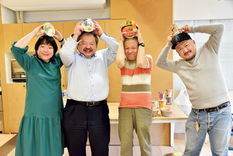 食べ比べをしたのは、（左から）料理研究家・池上正子さん、ラーメン評論家・山本剛志さん、インスタント麺愛好家・大山即席斎さん、『ラーメン屋トイ・ボックス』山上貴典さん