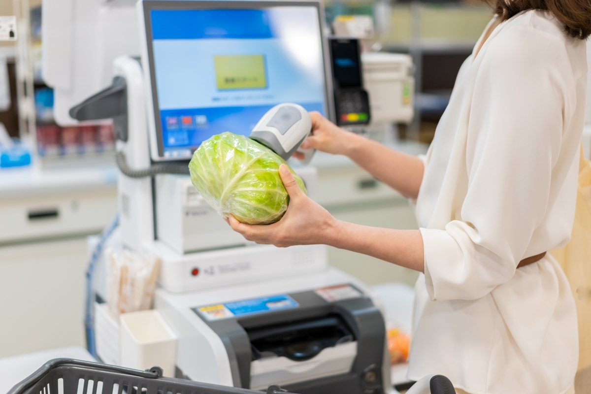 セルフレジ導入で「仕事が増えた」店員の悲鳴 「苛立つ客の操作補助が