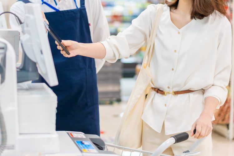 誤って精算前の商品を持ち出してしまった、セルフレジを悪用した万引きなど、有人レジ時代よりもトラブルは増えたという（イメージ）