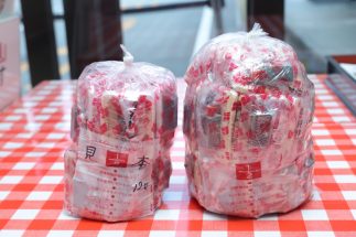 山梨で大人気の「桔梗信玄餅」詰め放題　新ルール採用後でも「平均値12個」を狙うコツ