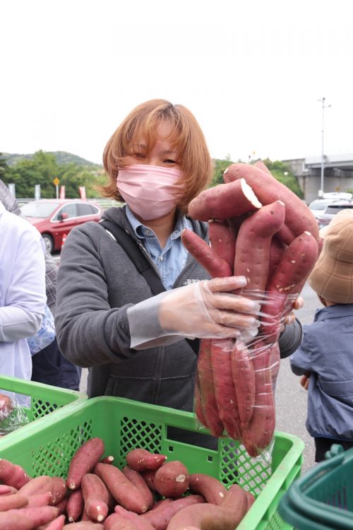 わざわざ神奈川から訪れた参加者。袋から飛び出した分をいかにしてのせていくかがポイントに