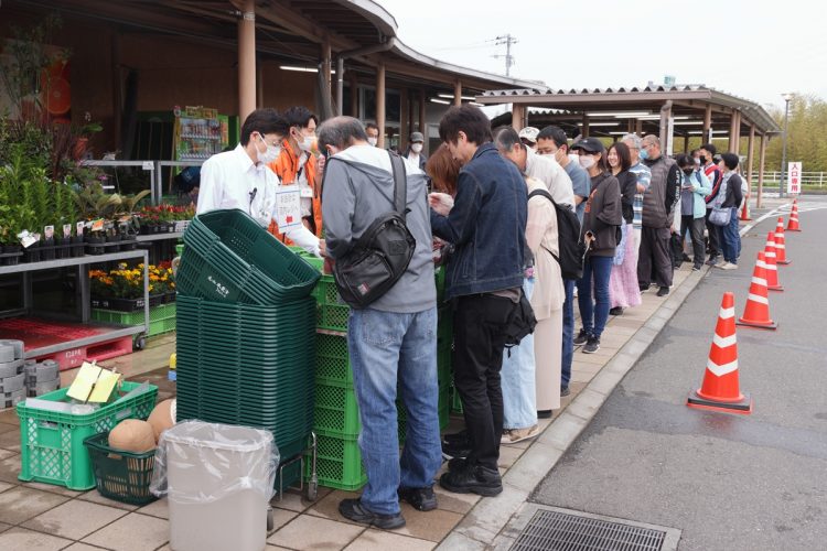 9時から開始だが、その30分前からすでに約50人が並んでいた