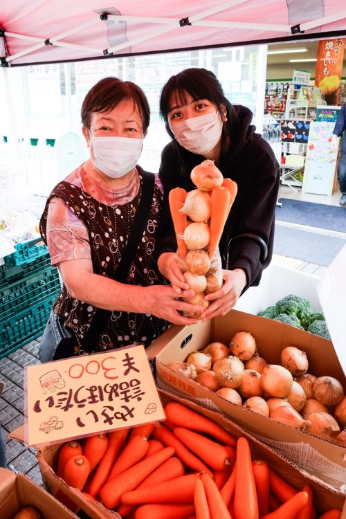 玉ねぎやじゃがいもを先に詰めたら、隙間ににんじんを差し込んでタワー状態にするのがコツ。常連さんの成果は、にんじん4個、玉ねぎ6個、じゃがいも10個