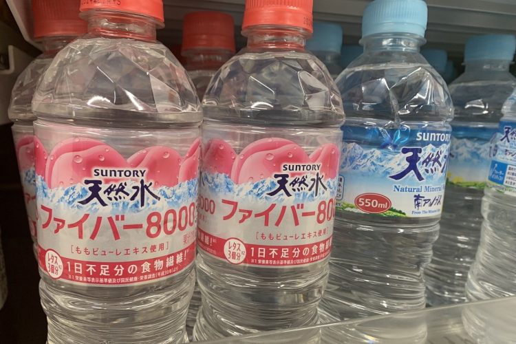 「天然水 ファイバー8000」を飲んで「桃の天然水」を思い出す人が続出