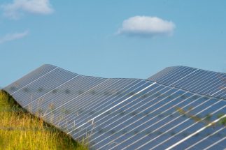 中国の太陽電池市場、深刻な供給過剰の先にある「ペロブスカイト型太陽電池」への期待