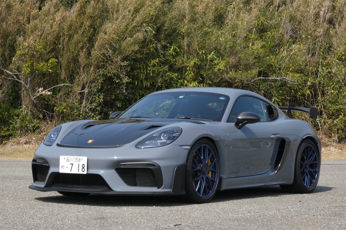 冷静ではいられない“最新で最高のポルシェ”「718ケイマンGT4 RS」の