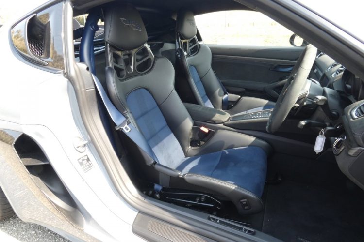 滑りにくいRace-Tex素材のダッシュボード装飾やチタン製ロールケージなどを装備。サテンカーボン織目模様仕上げのデコレーティブトリム、ドアプルループなど、インテリアの素材とディテールは、レーシングカーに由来するような仕様