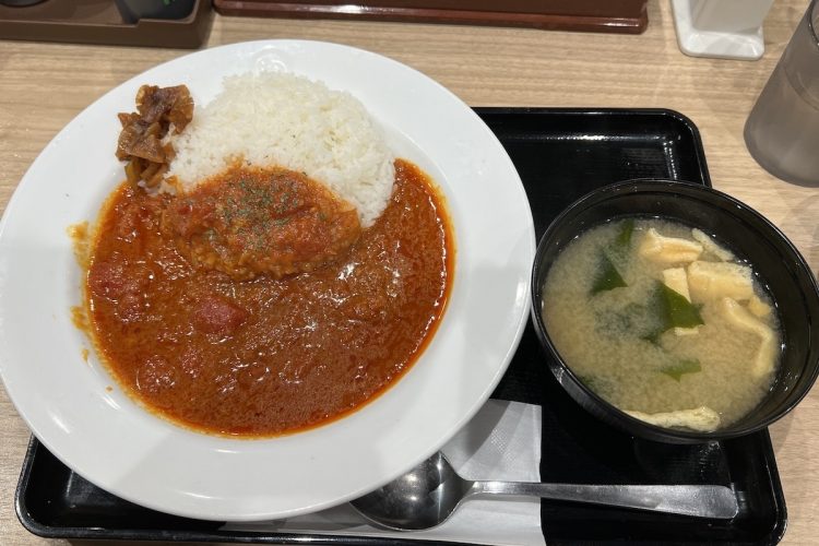 復活した松屋の『トマトカレー』（390円）。赤いルーの中にトマトの果肉が入っている