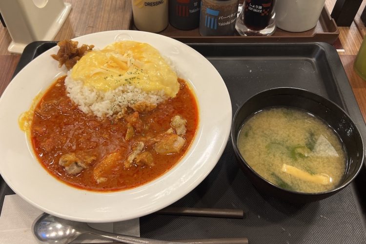 松屋の『チキチートマトカレー』（750円）。ルーの中にチキンが入っていて、ライスの上にたっぷりのチーズが乗っている