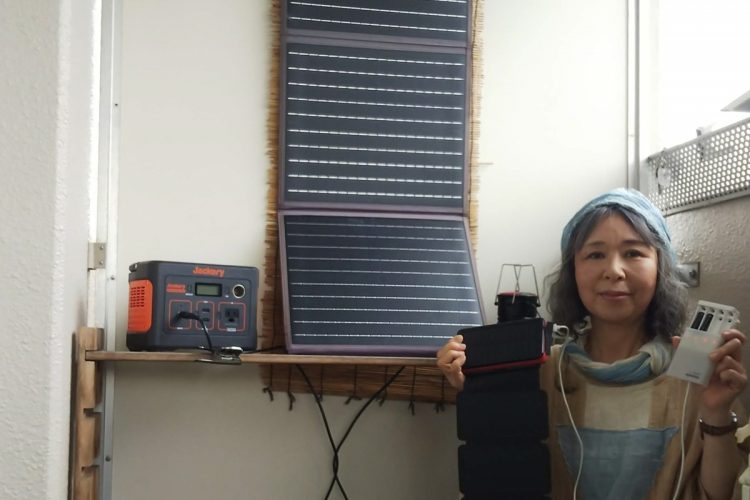 フジイさんが活用しているソーラーパネルと発電した電気をためておくポータブル電源一式