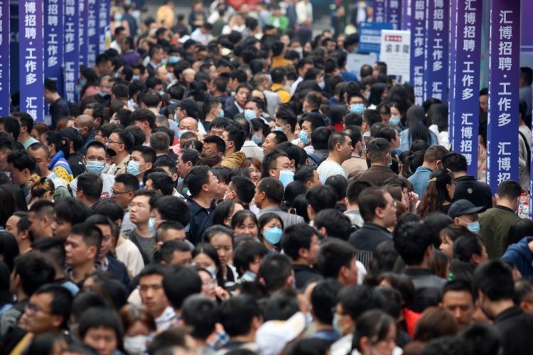 中国で若年層の失業率が高まっているのはなぜか（重慶市で開催された就職フェアには黒山の人だかり。Getty Images）