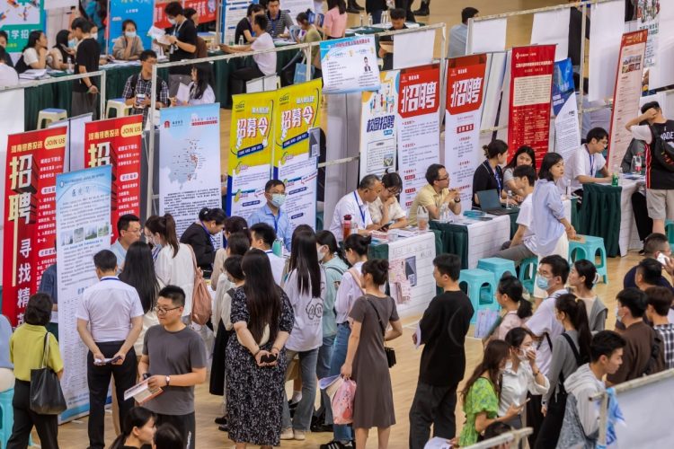 河南省・鄭州大学の就職説明会で、就職先を探す学生たち（Getty Images）
