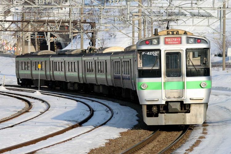 カーブしたレールの上を走行する電車
