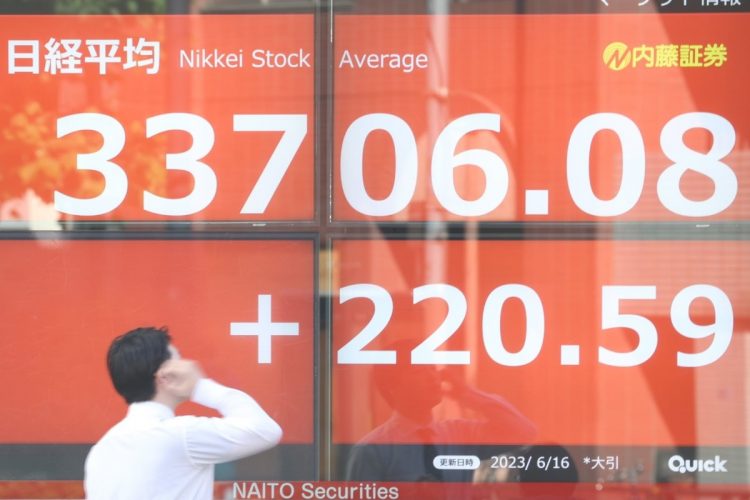 日経平均はバブル後最高値を超え、依然高値水準にある（写真：時事通信フォト）